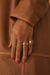 피플스 와그너의 코트 〈에르메스〉, 
본인 소유 반지들과 함께 약지에 낀 반지 〈제니퍼 피셔〉.