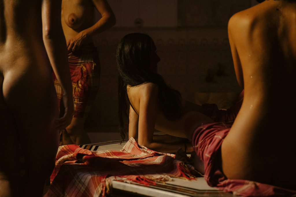 함맘은 어쩌면 세상에 존속하는 목욕 의식 중 가장 오래된 것인지도 모른다. 국민 대다수가 이슬람 신자인 나라에서 함맘은 필수적인 사회적 공간으로 남아있다. 알 아라시는 튀니스에서 작업을 하던 중 처음 이 연작 시리즈를 구상했지만 마지막 이미지는 베이루트의 여성들과 촬영하며 마무리했다.