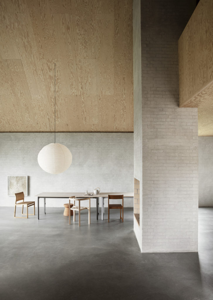 아카리 20N 램프, 일본종이 & 스틸 와이어, by 이사무 노구치(Isamu Noguchi), 비트라 Vitra) 제품.
세디아 1 체어, 소나무, by 엔조마리(Enzo Mari), 아르텍 (Artek) 제품, 스튜디오 X.