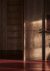 뉴욕에서 구할 수 있는 빈티지한 브론즈 문손잡이가 달린 다크 월넛 키친 캐비닛은 할러우드 제품으로 1월 1일까지 판매되 며 트레 세켈(Tre Sekel)과 함께 제작되었다.
스플래쉬백과 벤치탑은 이태리산 붉은 벽옥 대리석으로 되어 있고 사다리는 익살맞게 다락방의 게스트룸으로 이어진다.