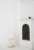 벽난로 옆 게리트 리트벨트(Gerrit Rietveld) 디자인의 지그재그 체어.