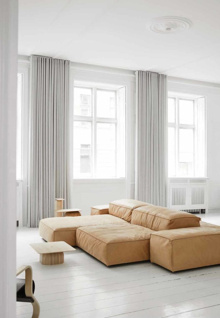 거실에 따뜻함과 편안함을 더해 주는 피에로 리소니(Piero Lissoni) 디자인의 리빙 디바니(Living Divani) 엑스트라 소프트 소파가 알프레도 헤베를리(Alfredo Häberli) 디자인의 니카리(Nikari) 팀버 에이프릴 테이블 세트와 어울린다.
