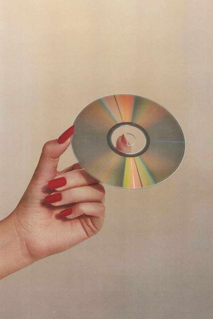 CD

1982년 독일의 한 공장에서 특별할 것 없는 폴리카보네이트 플라스틱판을 제조했다. 레이저로 입력한 정보가 담긴 콤팩트디스크는 LP 레코드보다 우수한 대체품을 개발하겠다는 목적으로 〈필립스〉와 〈소니〉가 수년간 협력한 결과물이었다. CD는 가볍고 내구력이 있으며 대량생산이 가능했다. 몇 년 후 〈소니〉는 소비자가 음악과 늘 함께할 수 있는 휴대용 CD 플레이어를 출시했다. 탄생 25주년을 맞이할 무렵에 CD는 어디서나 볼 수 있는 물건이 되어 그 성공을 입증했다. 그때까지 무려 2천억 장이 팔린 것이다.