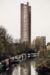 그랜드 유니언 운하(Grand Union Canal)의 패딩턴 암(Paddington Arm)은 웨스트 런던을 가로질러 헤이즈(Hayes) 근처의 주요 운하와 연결되는 22km 길이의 물길이다. 여기 보이는 Trellick Tower는 Ernö Gold-finger가 디자인한 1972년 Brutalist 거주지이다.