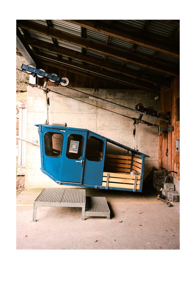 Fluelen 근처 Luftseilbahn Oberaxen의 하단 도킹 스테이션. 자동차를 타고 오베락센(Oberaxen)까지 올라가는 데 약 7분이 소요된다. 이곳에는 대형 야외 테라스가 있는 레스토랑이 있다.