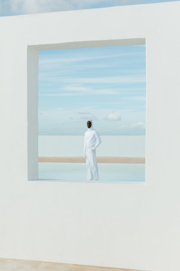 Pivot이 발라클라바와 MERWE MODE의 장갑, 상의, VIVIERS의 바지, EUROPA ART & CO의 신발을 착용하고 있다.