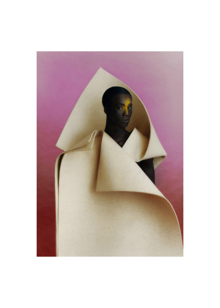 Peter wears a coat by LEANDRO CASTRO.