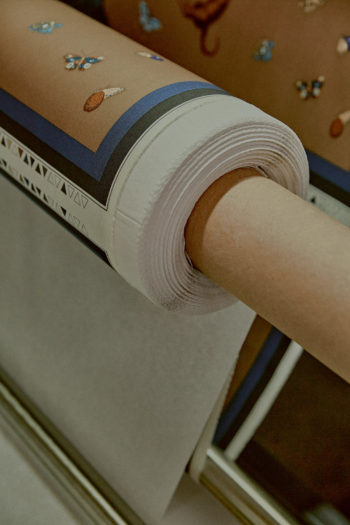 인쇄가 완료되면 각 스카프의 자락을 손으로 감아야 한다. 그 기술은 완벽한 인쇄와 바느질을 필요로 한다.
